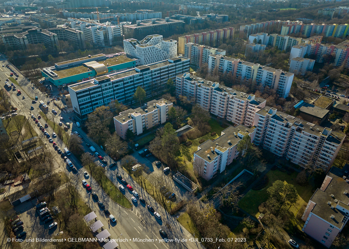 07.02.2023 - Luftbilder von der Montessori Schule im Plettzentrum Neuperlach